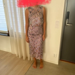 Paljett klänning  - Lila paljett klänning från zara, använd en gång. 