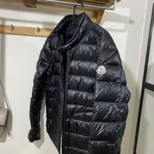 Tjena dags för mig att bli av med denna moncler jackan, då den har blivit för liten på mig. Köpt från NK nypris 7199 förr värd vinst 10000 idag.  OBS Kvitto finns OBS en liten skada på den med vid kragen. Pris kan diskuteras vid snabb affär 