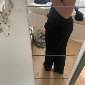 Kostymbyxor  - Kostymbyxor från bikbok Använda några gånger  Storlek S  Säljer då de inte passar 