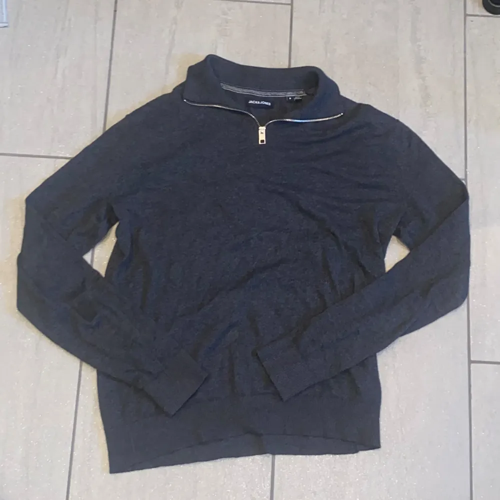 Tja! Säljer nu en riktigt skön half zip från Jack N Jones | Strlk: S   Skick: 9/10 | Hör av er vid minsta lilla fundering!!. Stickat.