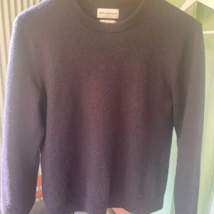 Merinoull tröja - 9/10 skick, tvättade fel en gång säljer därför billigt. Skön mot huden.  Storlek S men skulle säga att den är mindre så ca. XS Passar bäst 165-175cm