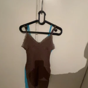 Tighta klänningar - Storlek xs på båda (från bik bok) Använda 2 gånger  Slits vid låret (xs på båda) Kroppsformade klänningar sjukt snygga 50kr för 1 = 100 för båda