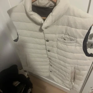 Cavoli väst - Fin väst ifrån märket cavoli. Knappast använd. Passar även M. Pris kan diskuteras.