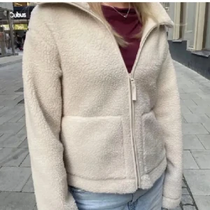Teddy jacka  - Säljer min Teddy jacka ifrån hm, den är kanske 1/2 gånger. Är i storlek M. Säljer den för jag inte kommer använda den tyvärr. Bilden är tagen från Plick så skriv för fler bilder om ni skulle vara intresserade! 💓