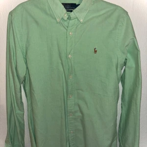 Ralph Lauren Skjorta - Snygg grön färg, knappt använd skjorta från Ralph Lauren.  Storlek M, Slim Fit.
