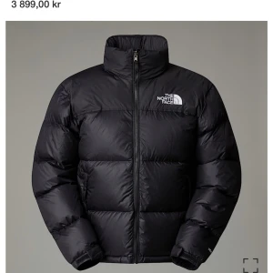 North face puffer jacket - Snyggaste o bästa jackan på vintern!  Trendig och passar till allt! Köptes förra hösten, sparsamt använd, inga defekter. Köpt på North face, nypris: 3 899.  Pris är diskuterbart. Storlek M i herrstorlek, kvinna som har M/L 