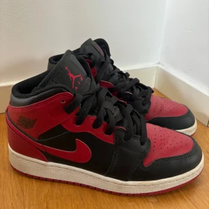 Air Jordan 1 Mid ”Banned”  - Säljer mina jordans som jag aldrig använder och endast är använda fåtal gånger. Dom är i super fint skick! Hör av dig vid mer frågor🤍