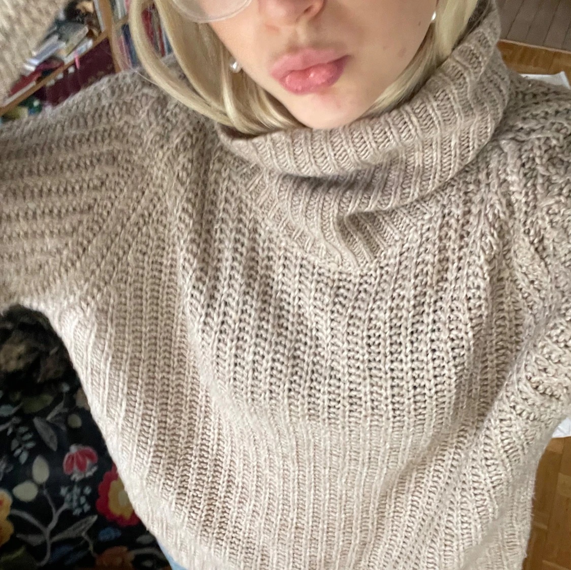 Beige stickad polotröja