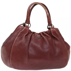 Prada Väska - Denna väska är designad för att hjälpa dig varje dag. Väskan är praktisk att bära och moderiktig design.  