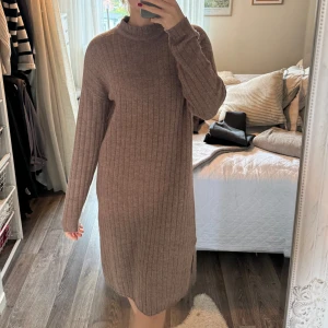 Stickad klänning  - Brun stickad klänning från vero Moda 