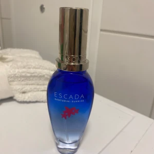 Escada Santorini sunrise  - Parfym från escada Santorini sunrise, 30ml. Bara testat så full. Säljer för passade ej på min hud 