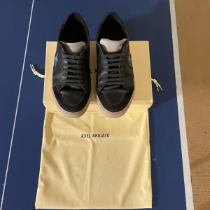 Arigato skor - Säljer ett par Axel arigato skor. Mycket bra skick inga defekter alls. Kontakta gärna vid frågor och priset kan diskuteras. 