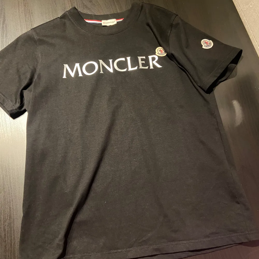 Säljer min Moncler T-shirt som är helt ny oanvänd. T-shirts.