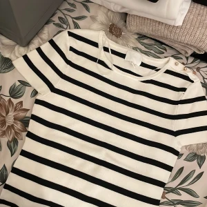 Randig snygg topp - Köpt från H&M, inte använd! Helt ny🤍  Storleken på denna är M, men fungerar lika bra som S! 