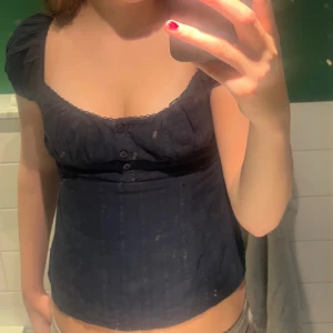 Topp🩷🩷 - Säljer min topp från Nelly som är i väldigt bra skick men kommer inte till användning 🩵🩵🩵