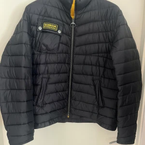 Barbour Chain Baffle Jacket Black - Hel, ren och fräsch Barbour jacka som är varm och skön. Använd väldigt sparsamt och är som ny. Ge ett prisförslag!