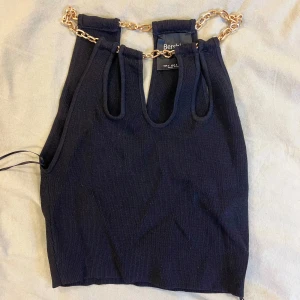 Svart topp  - Använd endast fåtal gånger, normal i storleken, köpt i Spanien 