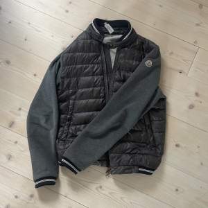 Moncler cardigan i storlek small, jag skulle säga att den passar 170. Skick 8/10. Det är bara att fråga om du undrar över något.