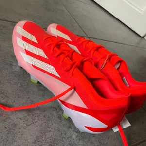 Adidas crazy fast - 10/10 skick, helt nya. Säljer pga fel storlek. Nypris 2999kr 