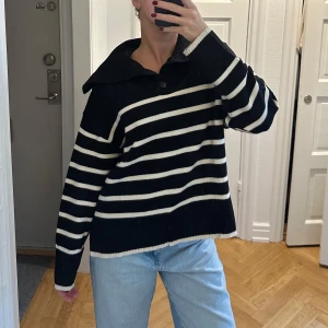 Randig stickad tröja från Zara  - Randig stickad tjocktröja med knappar & krage som ligger längs ryggen. Materialet är mjuk stickad viskos. Använd 1 gång, nyskick. Sitter som en M. 