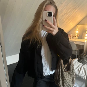 Svart jeans jacka🖤 - Super fin jacka från Gina Tricot! Strl XL men passar även mig som har S-M! Beror på hur man vill att den ska sitta🙌🏽