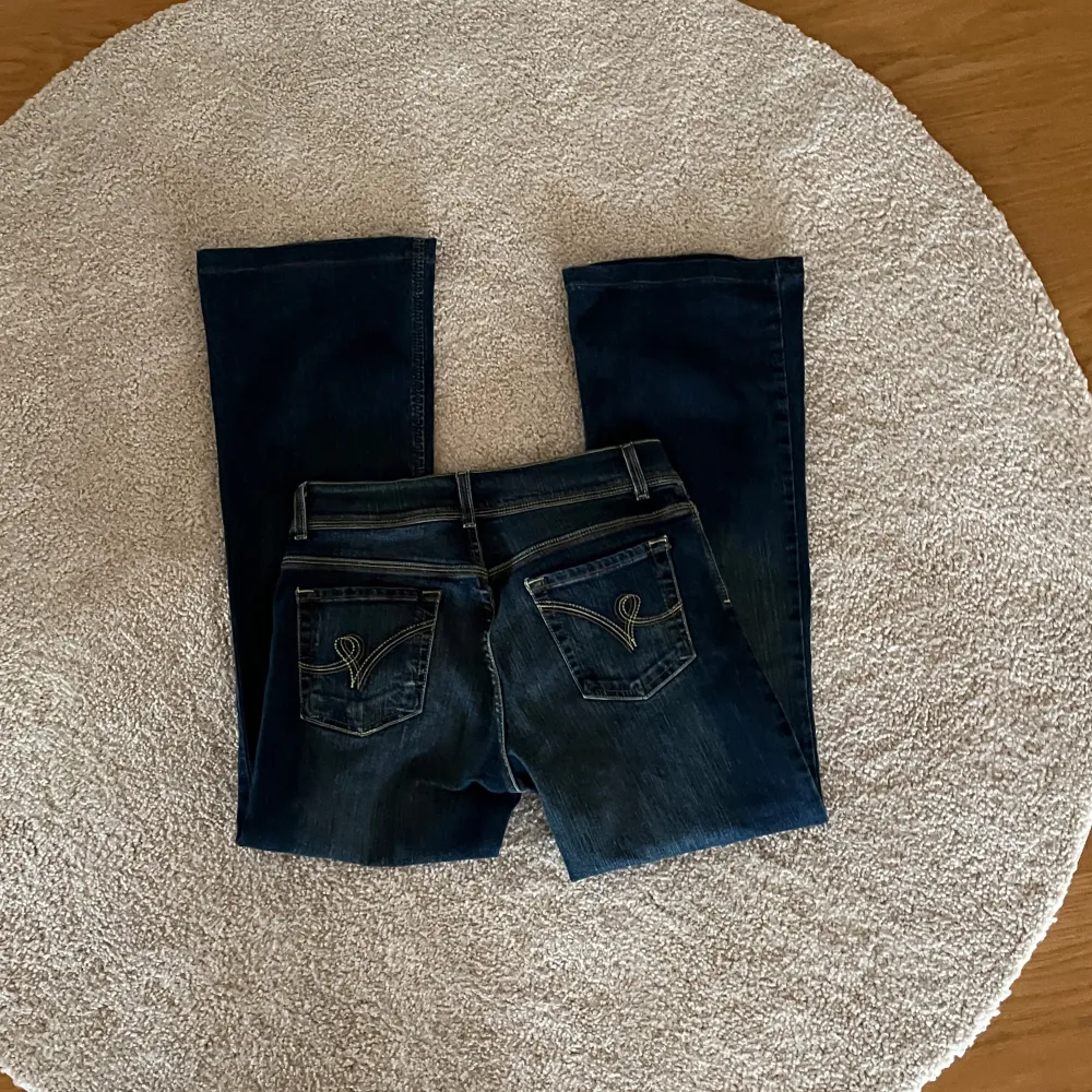 Super fina jeans som är lågmidjade och bootcut, bra skick. Säljer då dom är för stora. Midjemått: 37cm, inneben: 73cm, ytterben: 97cm. Jeans & Byxor.