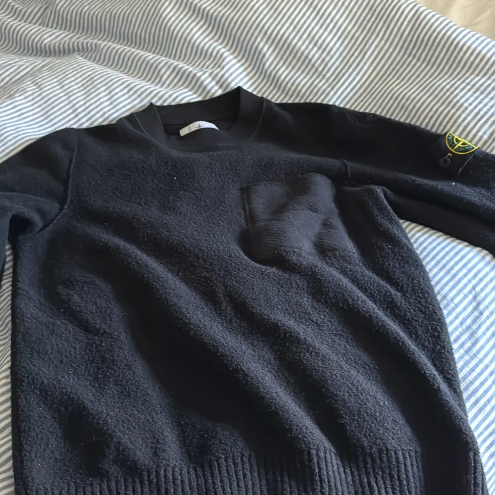 Skön stone island tröja som passar perfekt till vintern, i stl s. Den är använd några gånger men skulle säga att skicket är 7/10. Köpt på nk i stockholm. . Hoodies.