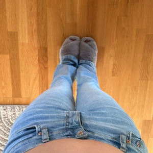 Ljusblå bootcut jeans - Säljer mina favvo jeans i ljusblå💓💓💖💖💝💝💝 Strlk 36💝💖 jag använder oftast Xs / S / M och  de passar perfekt✌️🥹 Är 172💓💓Kan gå ner i pris !!!