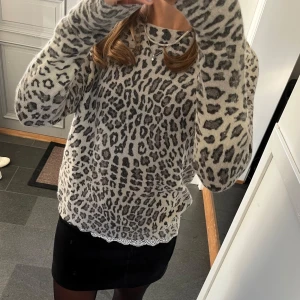 Stickad leopardtröja - Leopardmönstrad tröja från Mango i storlek M, skulle säga att den även passar S. Fint skick. Använd gärna köp nu!