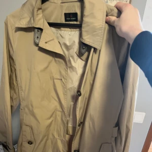 Kappa  Fuchs Schmitt  - Säljer en beige dam kappa ifrån Fuchs Schmitt i storlek 38 som är i riktigt bra skick. Nypris brukar ligga på 3000kr. Pris kan diskuteras.