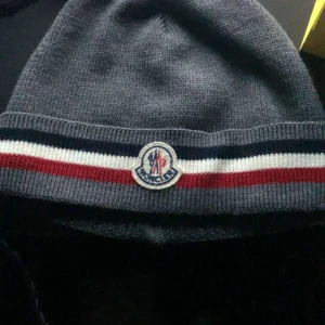 Moncler mössa - Äkta moncler mössa inga fel  Finns box kvitto allt  Pris kan diskuteras vid snabb affär 