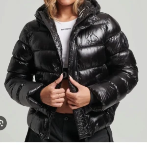 Superdry jacka - Jättesnygg jacka från superdry, är i storlek 36 men skulle säga att den sitter mer som en 34❣️❣️