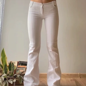 lågmidjade vita kostymbyxor utsvängda byxor vintage - (Bilder från förra säljaren) ❤️‍🔥 finaste lågmidjade vita byxorna! Tyvärr för små🥲 mått: 35 cm, innerbenet: 77 cm