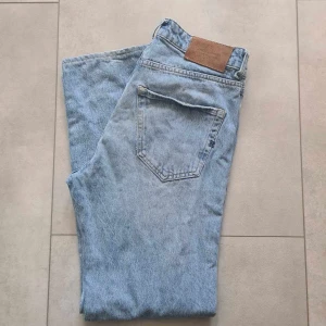 Jack & Jones chris jeans - Blåa jack & Jones jeans, modell chris loose. Fint skick överlag förutom att det finns mindre slitage nertill på höger byxben, kan ses på bild 3