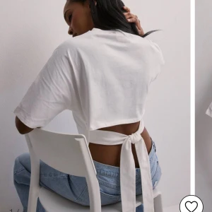 Vit T-shirt knyten öppen rygg  - Säljer min snygga T-shirt från Nelly då den inte kommer till användning. Bilderna är lånade. Nästan helt oanvänd! Pris kan diskuteras