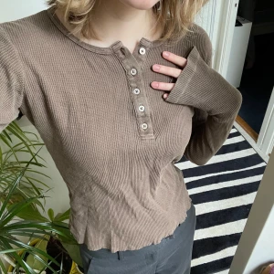 Farfarströja Brandy Melville - En brun farfarströja från Brandy Melville 🤎 Är extra lång i armarna så asmysig att ha på hösten 🍂 Ger såna Gilmore girls vibes, den är knappt använd