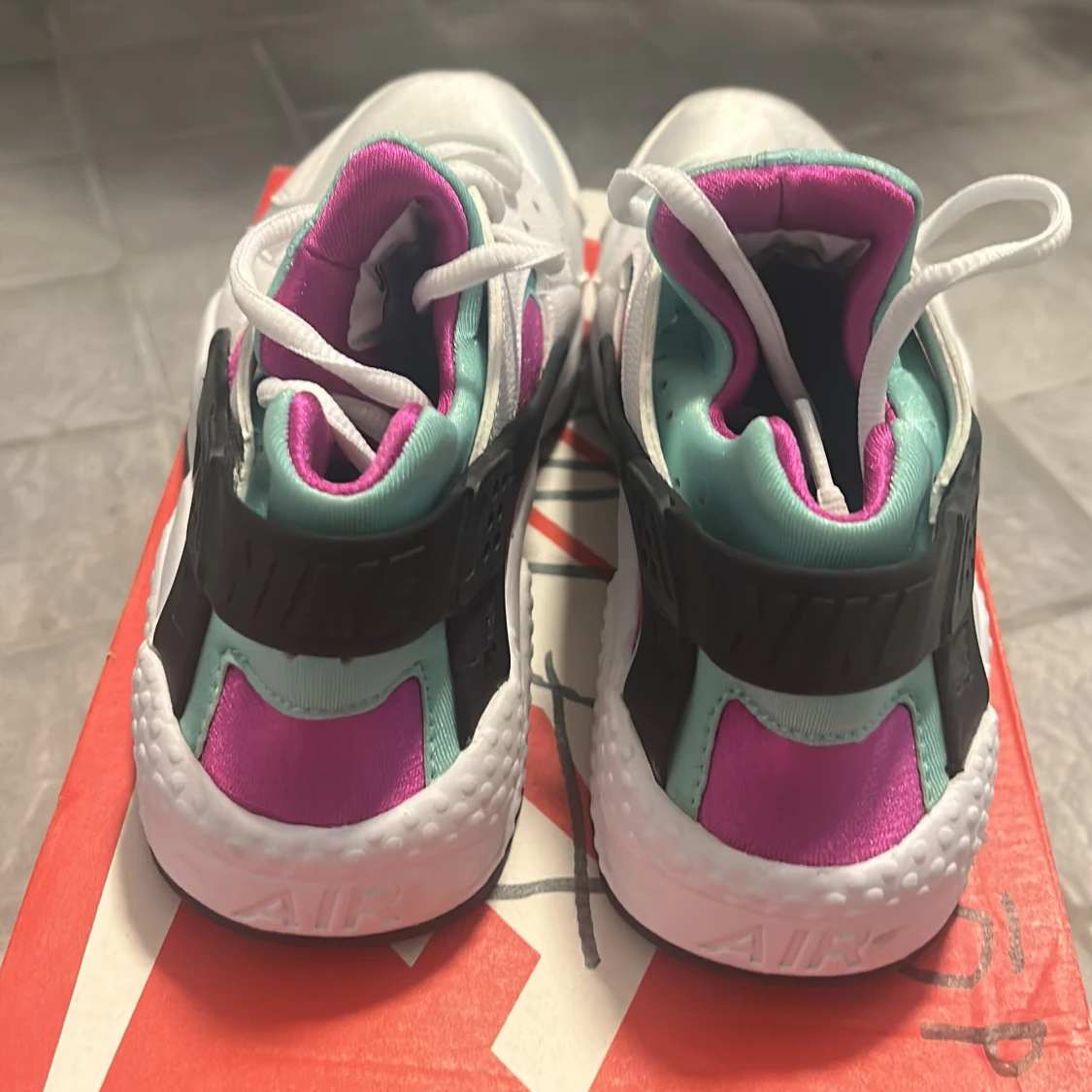 Nike Air Huarache i vit, turkos och rosa - 90