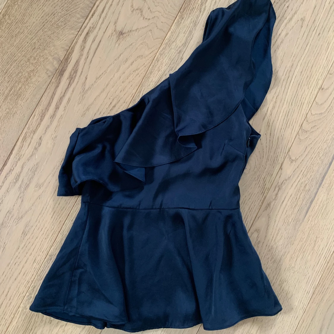 Mörkblå partytop i siden 