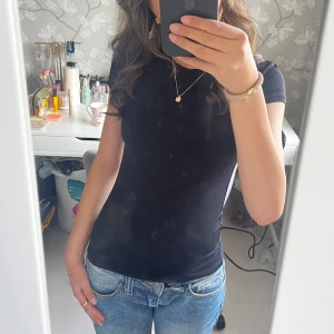 T-shirt  - Säljer den populära T-shirten från h&m i strl. XS, svart🤩  En liten defekt på sista bilden där stygnen har börjat lösa upp sig lite.  PS säljer en exakt likadan fast i vit🤍