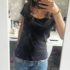 T-shirt  - Säljer en svart u-ringad T-shirt i strl. S från Anna&Field. Köptes sommaren 23 men har det senaste året bara legat i garderoben.  PS säljer en exakt likadan fast i vit🤍