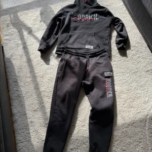 Hoodrich tracksuit - Lite liten i storlek
