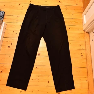 Kostymbyxor  - Svarta kostymbyxor från hm, sparsamt använda
