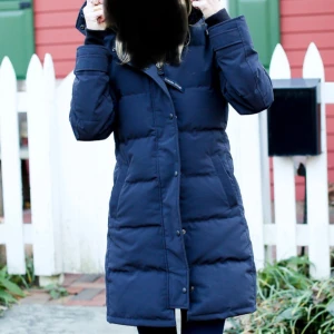 Canada Goose Shellburne Parka med pälsdetaljer - In excellent condition. This winter parka will last a long time. Durable, cozy, and so warm! Fit both XS and S. Comes with removable fur hood, in original condition. Has strings to easily carry the jacket around when not in use. Purchased for 18000kr