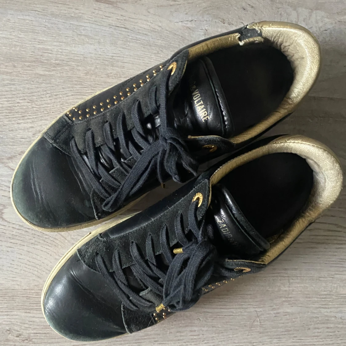 Svarta sneakers med gulddetaljer - 91