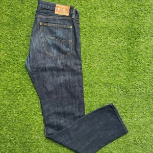 Lee Jeans  - Säljer dessa feta Lee Jeans med straight fit passform. Storlek 32/34. Skicket är mycket bra 9/10. Skriv vid minsta fundering!!!