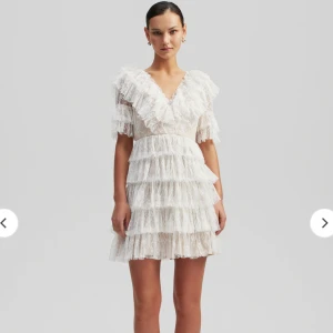 By Malina - Säljer min by Malina klänning som inte kommit till användning. Prislappen är kvar och i storlek 38. Hör av er för mer bilder. Nypris 2800kr säljer för 1200kr