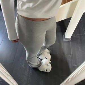 Yoga pants Gina Tricot  - jättefina gråa yoga pants från Gina Tricot, knappt använda så i jättefint skick 💝💓💞