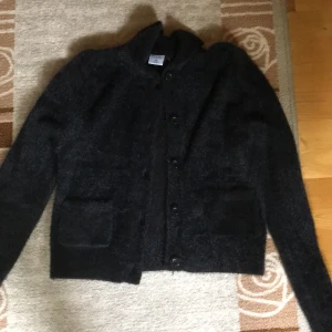 Jätte fin svart fluffiga kofta - använd ett fåtal gånger, i nyskick! Jätte fluffig och mysig.