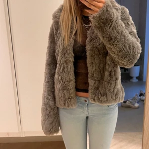 Pälsjacka  - Jättefin grå fuskpälsjacka. Bra skick endast en fläck på insidan💓