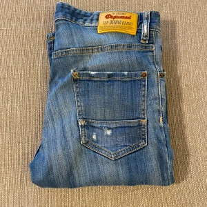 Dsqaured2 jeans -  Sjukt feta Dsquared2 jeansen i strl 31. Skicket är 9/10, slitningar är en del av mönstret.  Skriv till mig vid minsta fråga!